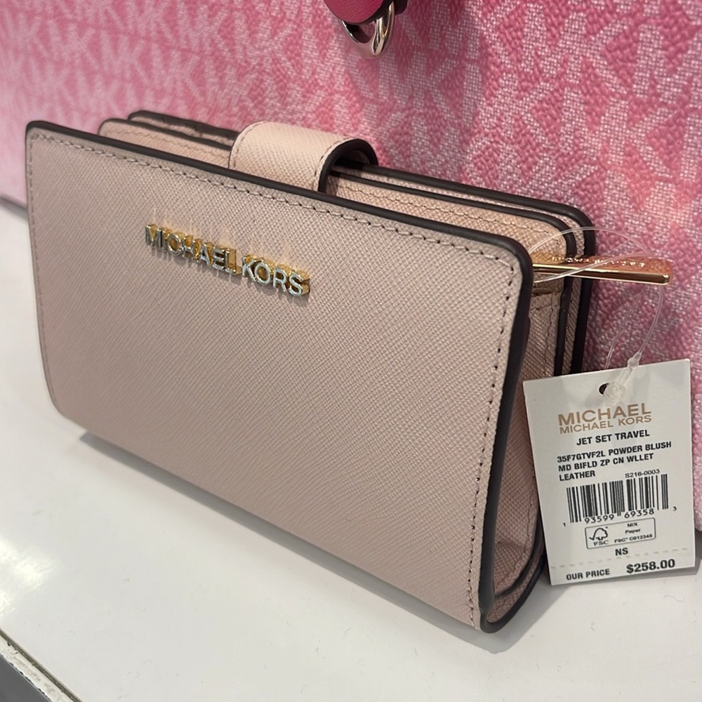 Michael Kors Medium Saffiano Leather Wallet
Powder Blush
NWT
L - Picture 11 of 16